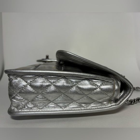 CHANEL Rare & Iconic ICE CUBE Metallic Logo Flap shoulder bag - Picture 2 of 14